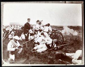 Silahlar ve toplarla sahte bir savaşa katılan New York Deniz Rezervlerinden askerlerin daha önceki bir fotoğrafının kopya fotoğrafı, Fishers Island, New York, 1917 (gümüş jelatin baskı)